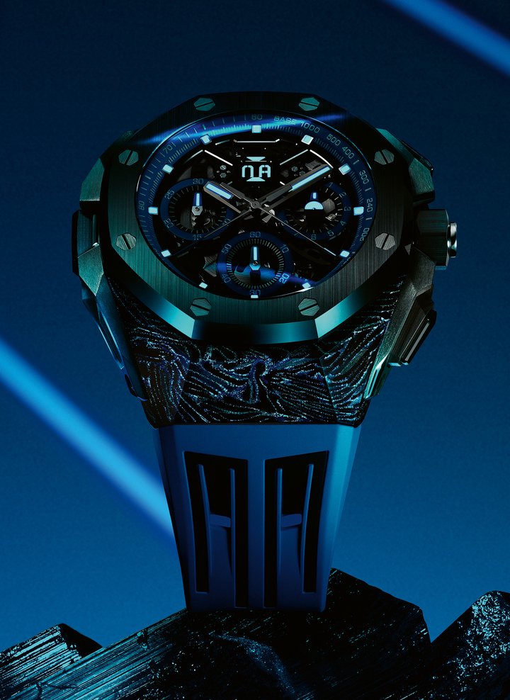 The ultra-light forged carbon case middle of this new Royal Oak Concept, which features blue luminescent pigments, is complemented by a black ceramic bezel, crown, push-pieces and caseback. The two-tone timepiece is enhanced by a dark architectural dial with electric blue accents. 