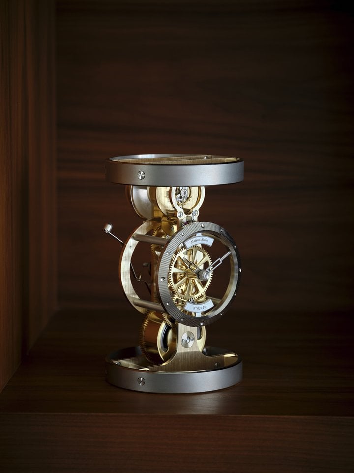 An introduction to Maison Alcée's Persée Or table clock